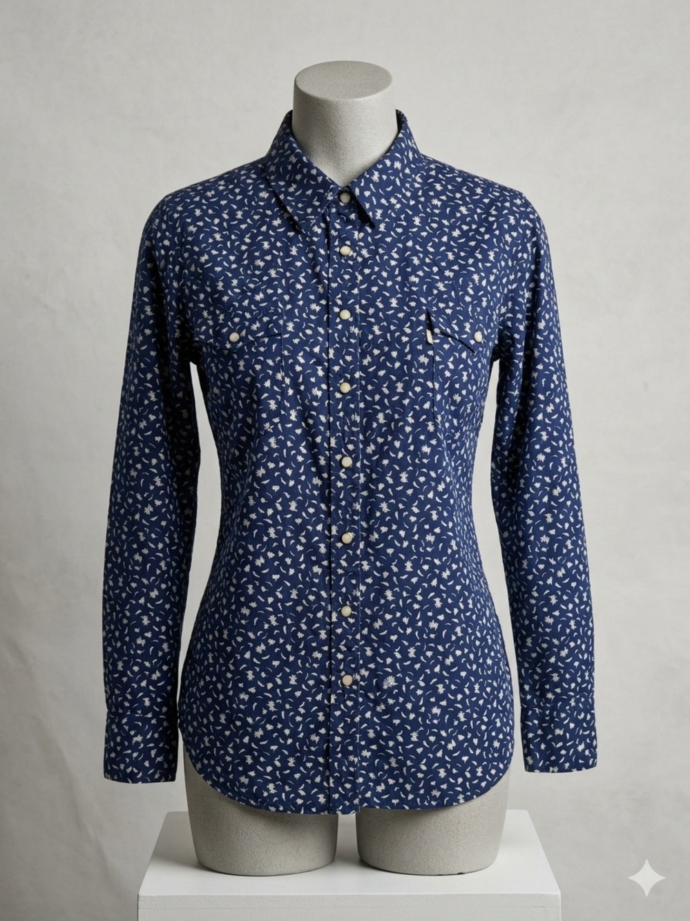 Levis Womens XL Blue White Abstract Floral Print Western Shirt Pearl Snap Woven